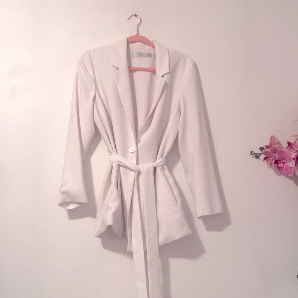 White over sized blazer. Size small. EUC